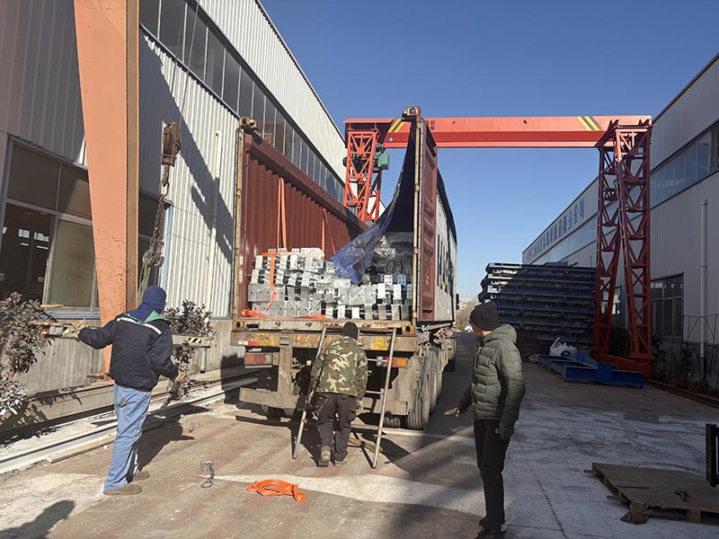 تقوم شركة Qingdao Liweiyuan Steel Structure بشحن مزارع الخنازير ذات الهياكل الفولاذية المخصصة إلى أوروغواي